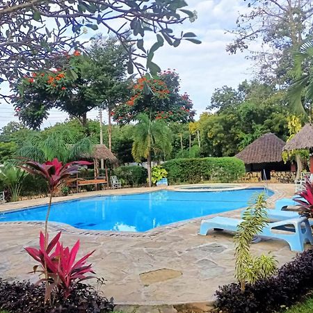 Oasis Diani Beach Villas Экстерьер фото